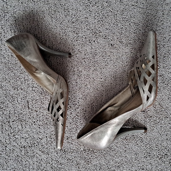 CARLOS Metallic Gold Leather Pumps - Picture 5 of 14